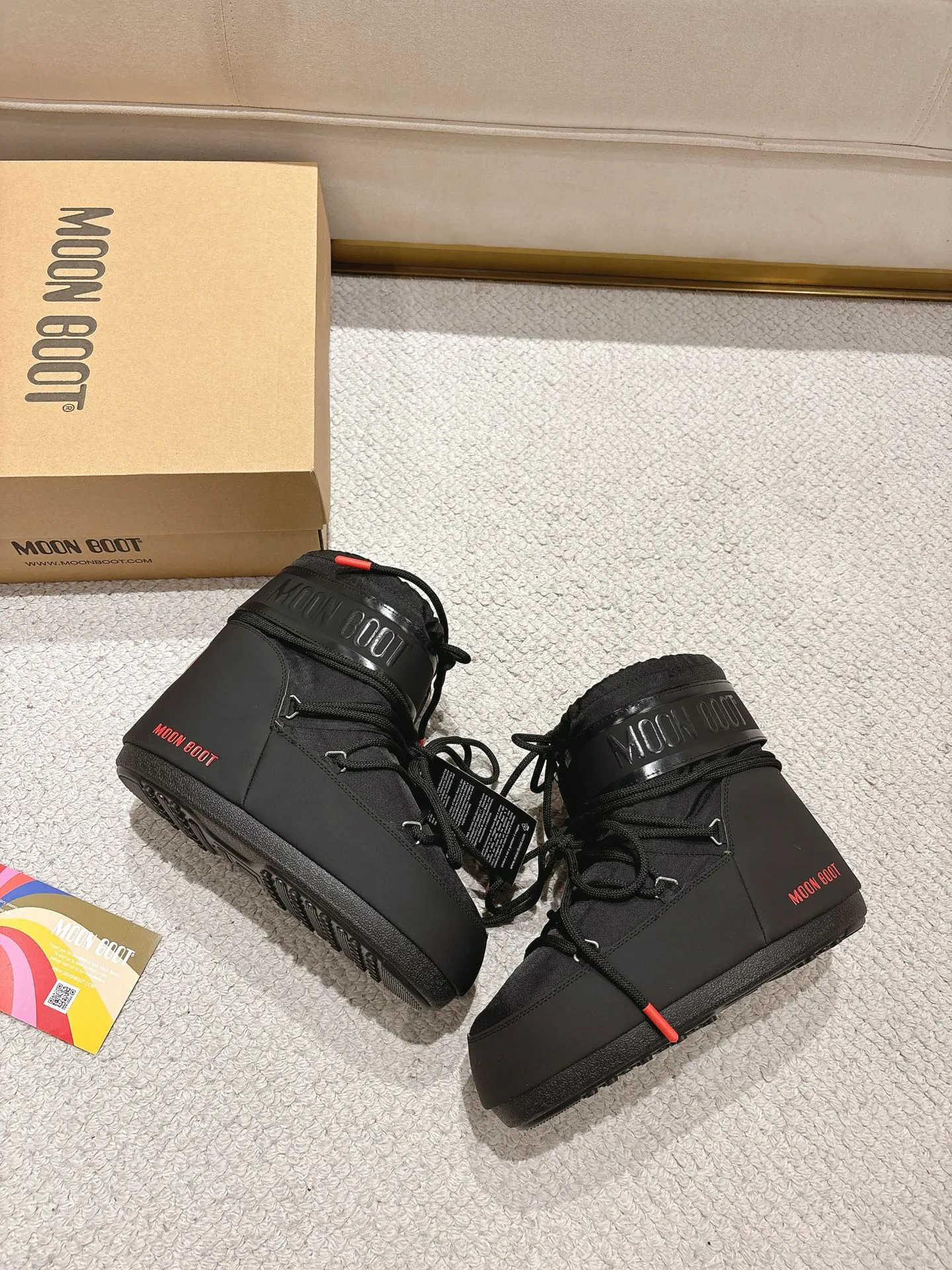 p660 short style, love style: ❤️ Moon Boot2025 vs autumn and winter hot snow boots series... [Ugly Moon Snow Boots] Forget UGG, fashionable people are wearing Moon Boot snow boots. If you find it difficult to accept the revival of UGG, then there is now a more alternative snow boot that is back, with an inner diameter of 4 cm. That is the Moon Boot. It has been very popular in the millennium. Back then, Paris Hilton and Victoria Beckham Celebrities often wear it, and now the Y2K trend is popular again. The same style is worn by young people in QQ shows, and the ugly snow boots that are shown in thousands of people have become popular again, regardless of men and women. They look slim but warm and easy to wear... ❶Fabric: Original custom/cowhide/woven wool/high mercerized waterproof cloth ❷Inner: original 100% silk cotton liner ❸foot: original 100% silk cotton liner ❹ Outsole: Original molded two-color non-slip outsole ❺ Sole thickness: 4cm (including **) ❻ Code number: 35/38; 39/41; ❼ Packaging: Original full set of packaging ☀ Color: Official website updated simultaneously